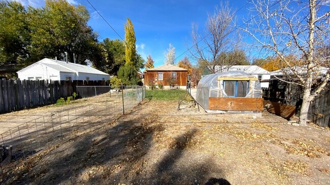 Building Photo - 4 Bedroom 1.5 Bath House with Washer and D...