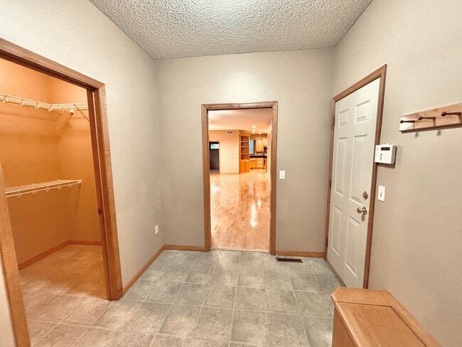 Building Photo - Huge 5 bed home located in Maple Grove!
