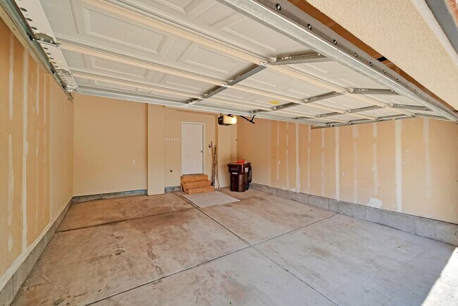 Building Photo - Beautiful 3 Bed Ivory Ridge T/home w 2 car...