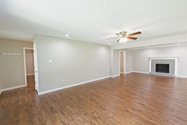 Building Photo - 304 S Grove Rd