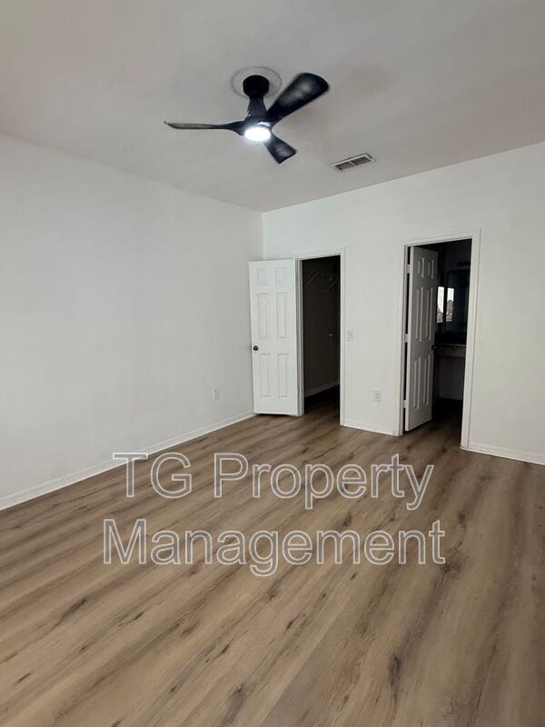 Building Photo - 7800 Point Meadows Dr