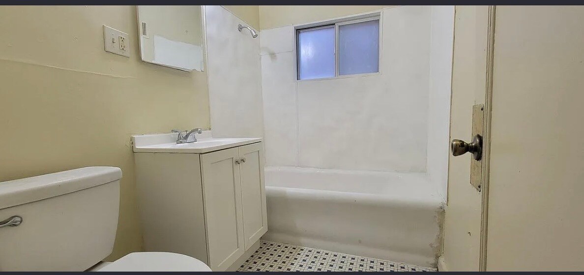Building Photo - 4148 N 24th Pl