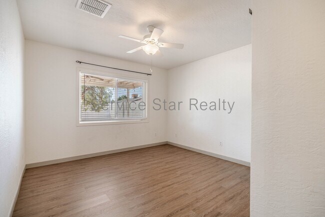 Building Photo - 2609 E Aster Dr