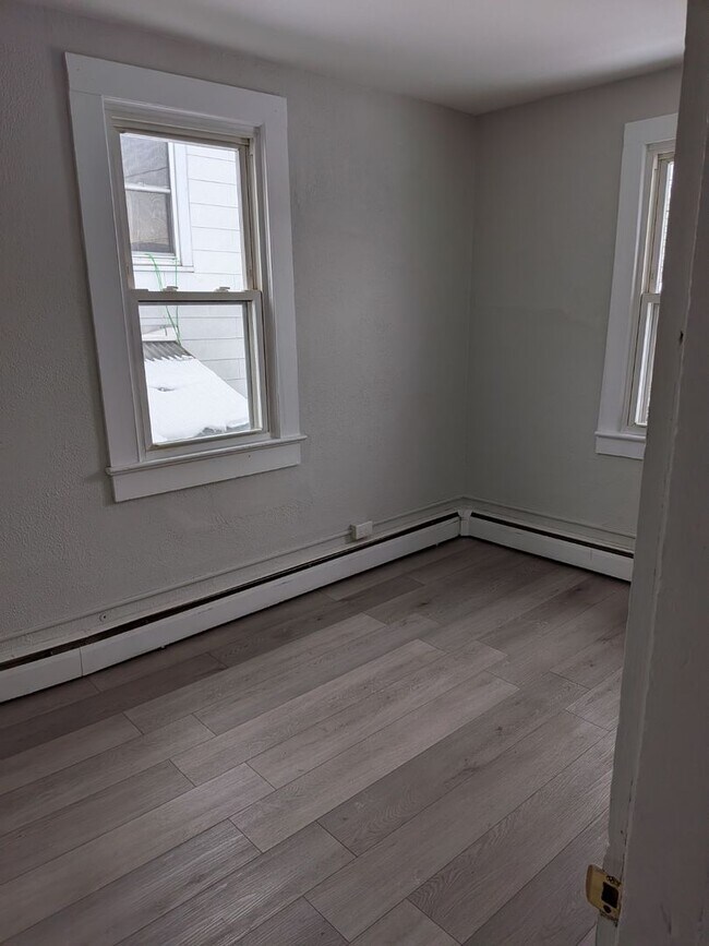 Building Photo - 921-923-923 Lonergan Pl