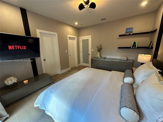 Building Photo - 7700 Coquina Dr