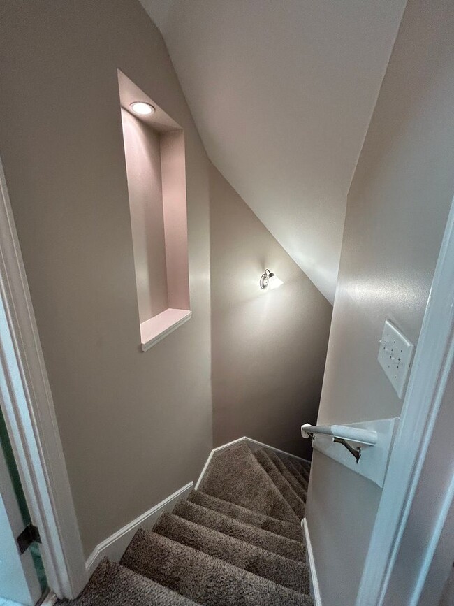 Building Photo - Large 3 bd 2.5 bath with all new paint! Fe...
