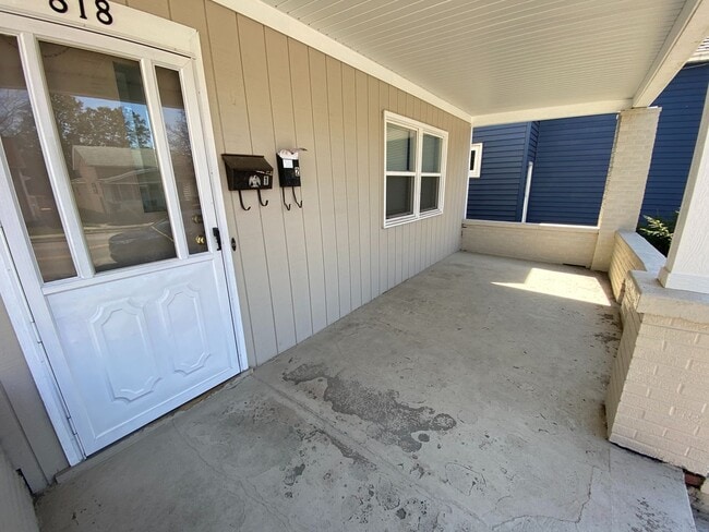 Building Photo - 818 Alpine Ave NW