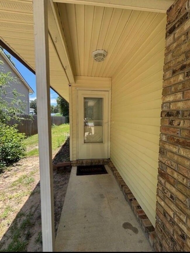 Building Photo - Affordable Living with Comfort & Convenience