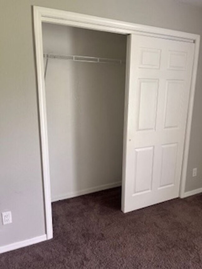 Building Photo - Three Bedroom Two bath