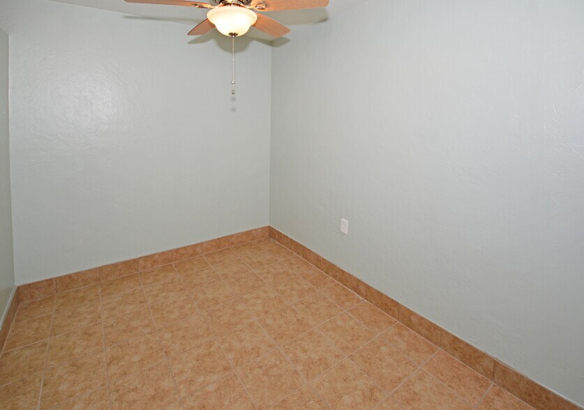 Building Photo - 5009 TANGERINE AVE S