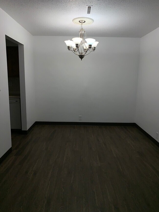 Building Photo - 2050 Holiday Rd