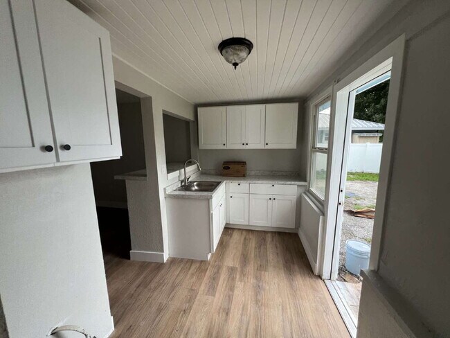 Building Photo - 3BR/1BA Home in Fort Myers with Large Detached Garage 20x25