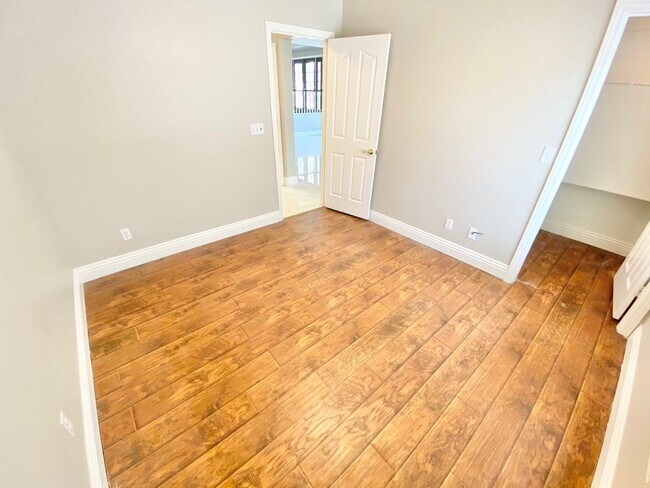 Building Photo - BEAUITFUL GATED PROPERTY 6 BEDROOMS/3 FULL...