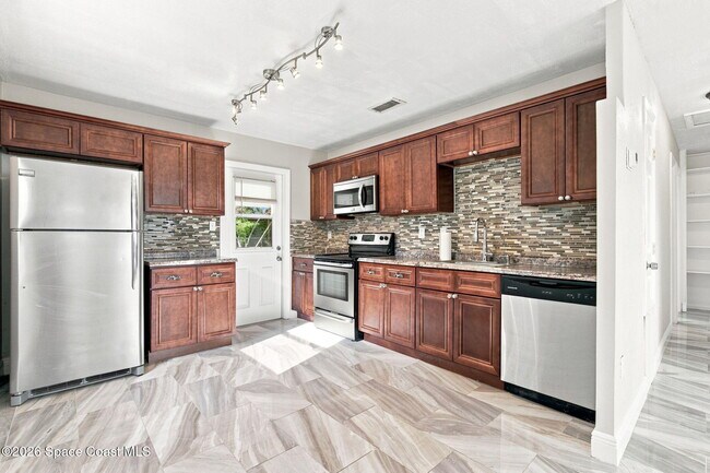 Building Photo - 2267 Robinhood Dr