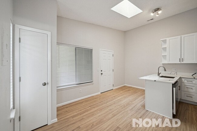Building Photo - Charming 1BR Condo in Denver