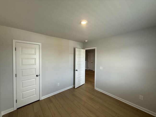 Building Photo - 160 Labrador Ln