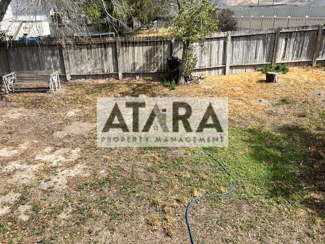 Building Photo - 270 Country Club Dr