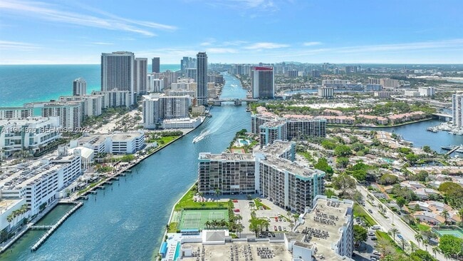 Building Photo - 400 Leslie Dr