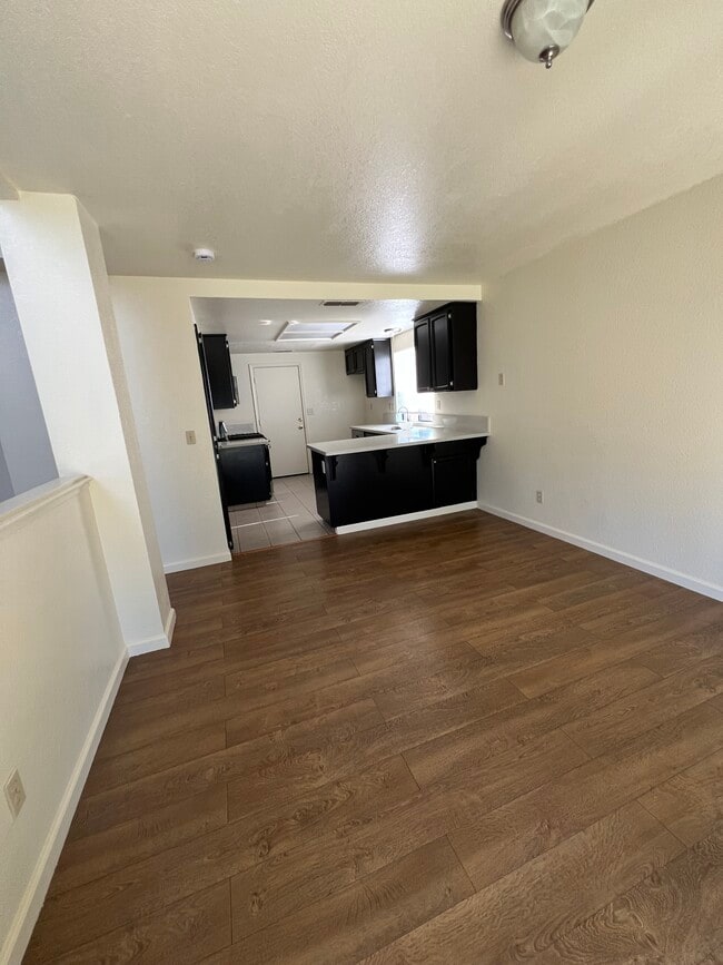 Building Photo - 903 Meadowhawk Dr