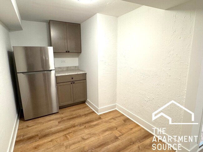 Building Photo - 6452 W Dickens Ave