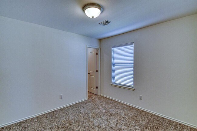 Building Photo - 15712 Bennett Dr