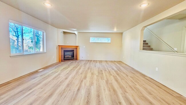 Building Photo - Beautiful 5 bed 2.5 Bath Home in Renton Highlands