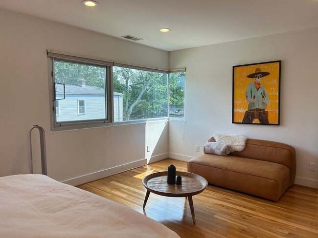 Building Photo - Modern 3 Bed 3 Bath Highlands Home