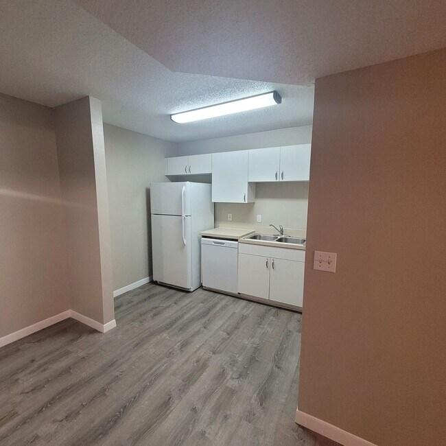 Building Photo - 1/1 condo on ground floor available now in Rockledge