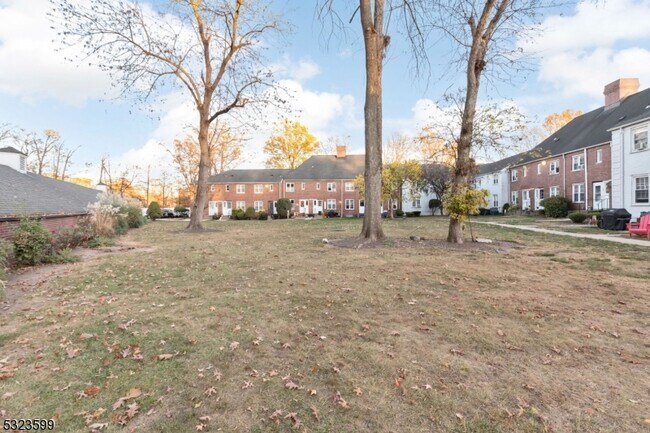 Building Photo - 12B Parkway Village