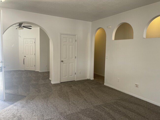 Building Photo - 754 N Bradford Dr