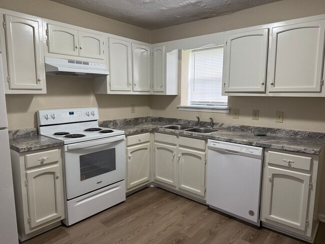 Building Photo - Two bedroom, 1.5 bath apartment home at Ha...