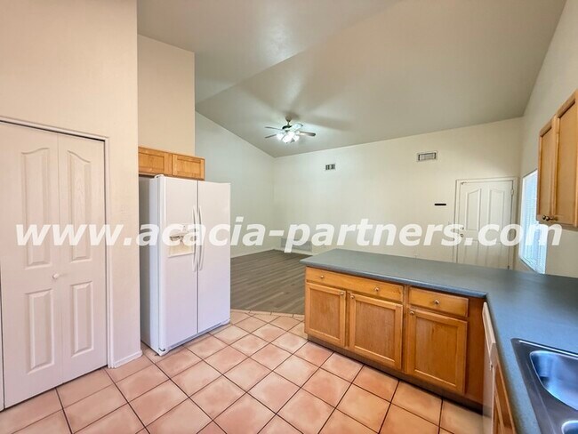 Building Photo - Four Bedroom in Rita Ranch