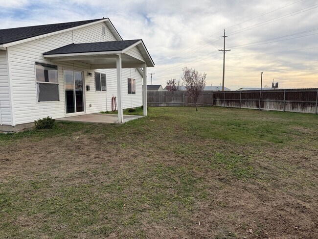 Building Photo - 108 NE Malad Ct