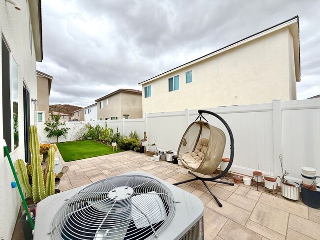 Building Photo - Modern 5 Bedroom 3 Bathroom Home in Tierra Del Sol with INCLUDED Solar & Low-Maintenance Living