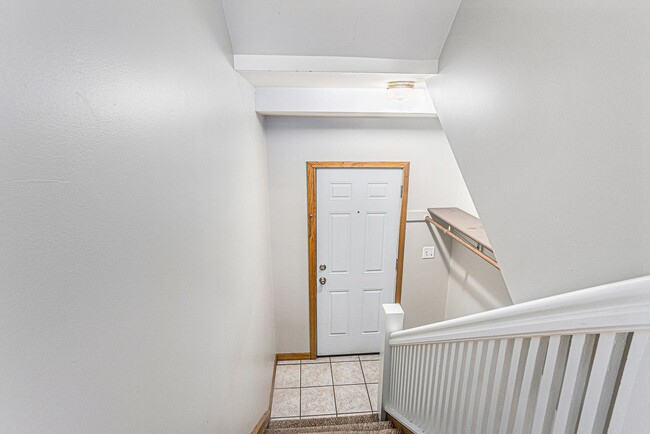 Building Photo - West Lovell 2-Bed/1-Bath upstairs apartmen...