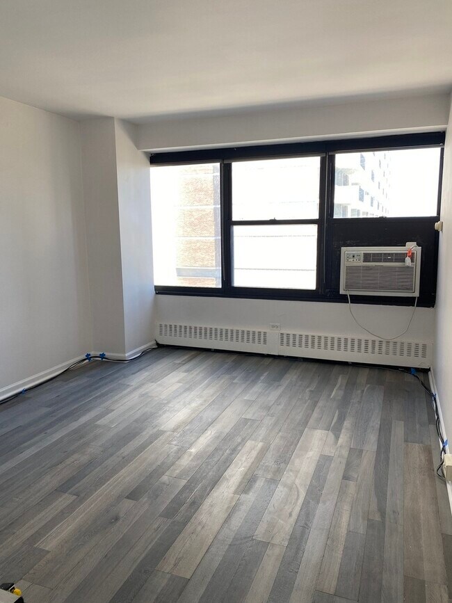 Building Photo - 6030 N Sheridan Rd