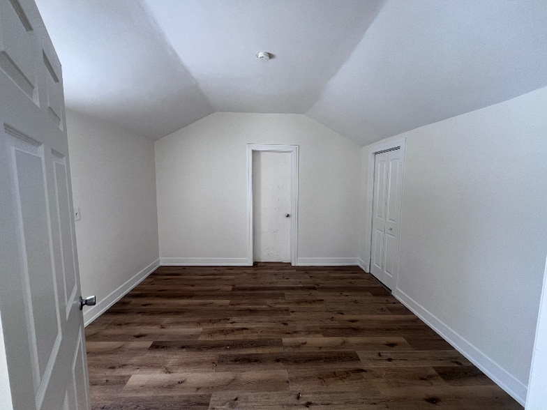 Building Photo - 393 Wellington Ave