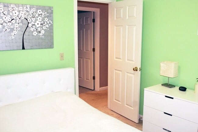 Building Photo - 19 Hillando Dr