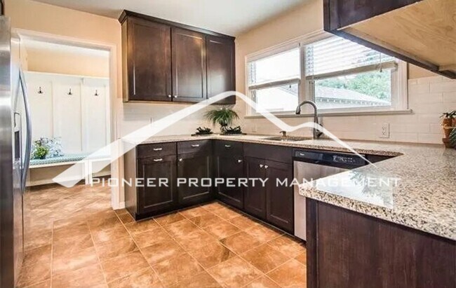 Building Photo - Adorable neighborhood, Updated Main-Level Living in Ivywild, 3BR/2BA, 1 Car Garage and Enclosed Yard