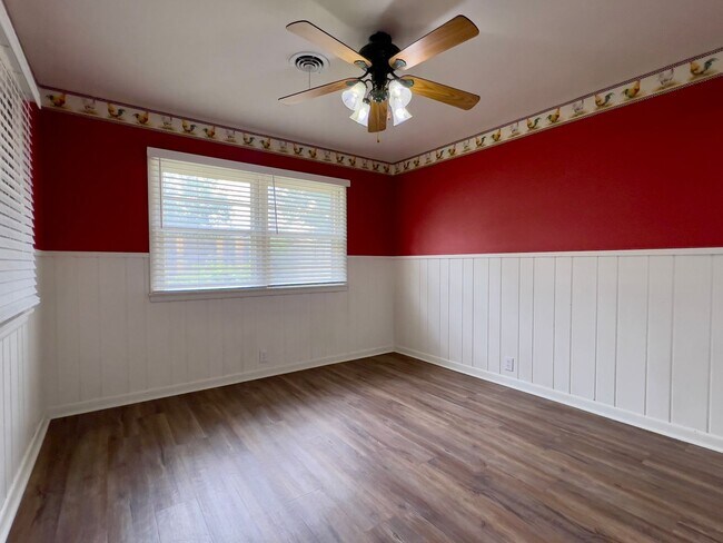 Building Photo - PRE-LEASING for June! Stunning Large 3 Bedroom Home!