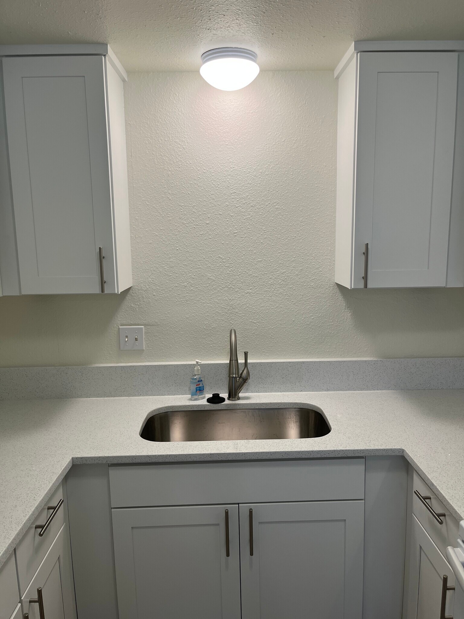 Building Photo - 415 SE Lacreole Dr