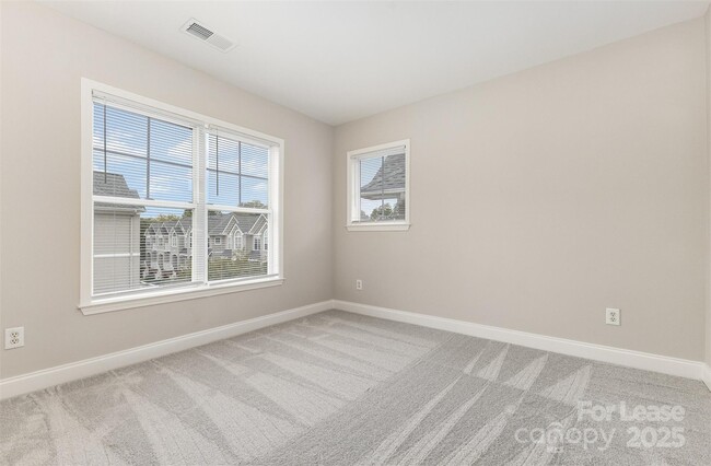 Building Photo - 817 W 4th St