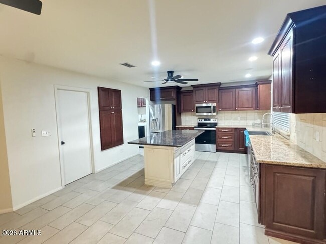 Building Photo - 4816 S Taylor Dr