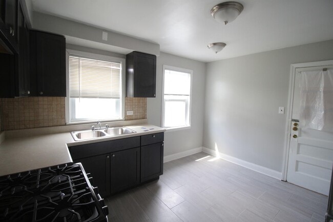 Building Photo - 2901 W Farragut Ave