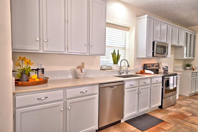 Building Photo - 15810 Hollow Rock Dr