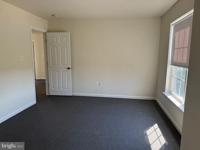 Building Photo - 9719 Inkwood Dr