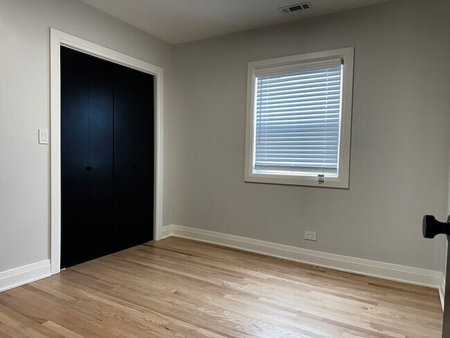 Building Photo - 869 N Hermitage Ave
