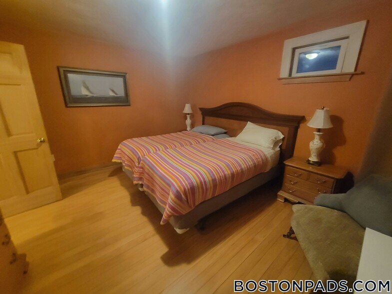 Building Photo - 17 Holman St