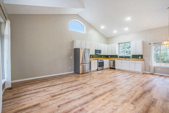 Building Photo - 5660 Versailles Ave