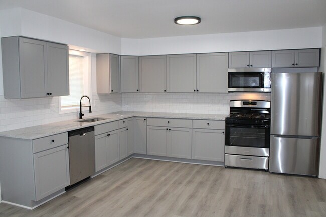 Building Photo - 4 Bedroom and 3 full bath home in Kansas C...